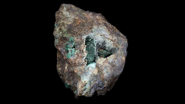 Kernowite has a distinctive dark green colour